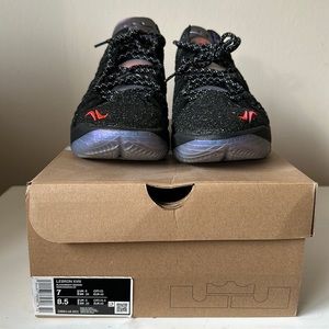 Nike Lebron XVIII sneaker in black/bright crimson noir/cramoisi vif